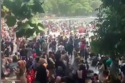 Viral Warga yang Berwisata ke Pantai Batukaras, Tampak Ramai dan Tanpa Prokes