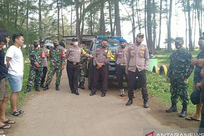 Polisi Bersama TNI Bubarkan Pengunjung Tempat Wisata di Mukomuko Bengkulu