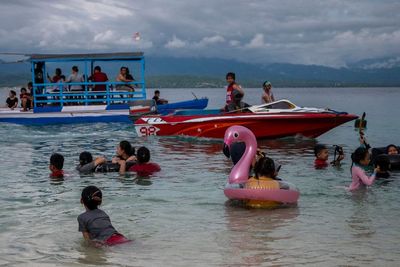 FOTO: Libur Lebaran di Pantai Wisata Tanjung Karang
