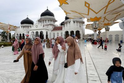 FOTO: Wisata Religi Masjid Raya Baiturrahman Dipadati Pengunjung