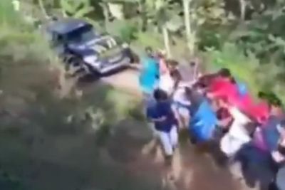 Mobil Patroli Polisi Masuk Jurang, Warga Bergotong Royong Mengevakuasi dengan Tali Tambang