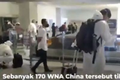 Ratusan WNA Diduga Asal China Masuk Bandara Soetta, Netizen: Kalau TKA Cina Mah Bebas