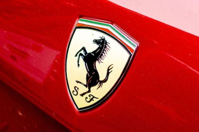 Desain Logo Perusahaan Ferrari Ternyata Libatkan Peran Emak-Emak!