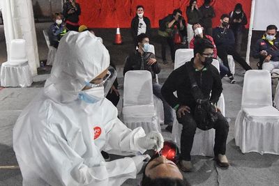 FOTO: Tes Usap Antigen Arus Balik Pemudik di Cikarang