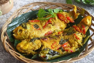 Begini Loh Cara Mudah Membuat Menu Pepes Ikan Mas Bumbu Kuning