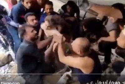 Aksi Heroik, Video Upaya Warga Palestina Selamatkan Gadis Cantik dari Reruntuhan Bangunan