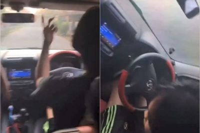 Apes, Ugal-ugalan Naik Mobil Sambil Joget TikTok, Pemuda Ini Malah Nyungsep ke Sungai