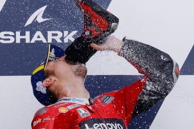Kenapa Sih Jack Miller Selalu Selebrasi Kemenangannya dengan Minum dari Sepatu?