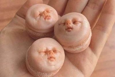 Netizen Ngeri Melihat Macaron dengan Wajah Bayi di Atasnya