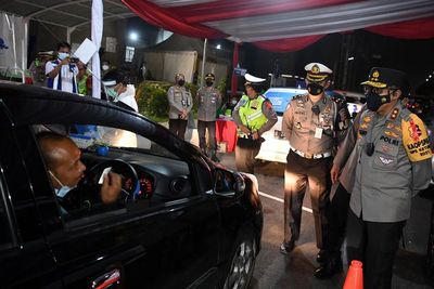 FOTO: Pemeriksaan Arus Balik Pemudik di Jalan Tol