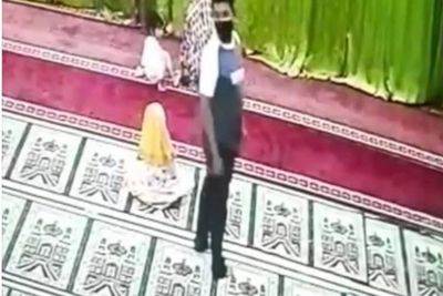 Bejat! Jemaah Lagi Salat Isya, Pria Ini Malah Lecehkan Bocah Perempuan di Dalam Masjid
