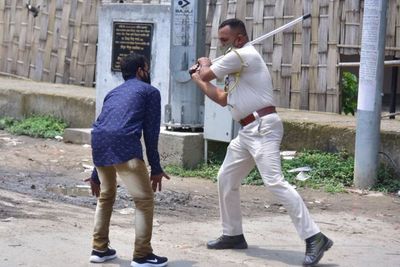 Patugas Polisi India Terlihat Memukul Orang yang Melanggar Aturan Covid-19 dengan Tongkat