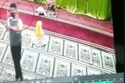 Pria Ini Beri Salam Metal ke Arah CCTV Usai Lecehkan Bocah yang Salat di Masjid Babel