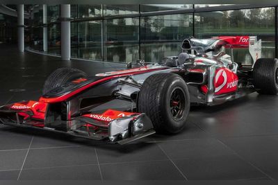 Mobil F1 McLaren MP4-25A yang Dikendarai Lewis Hamilton Kini Sedang Dilelang!