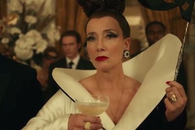 Emma Thompson Mengaku Sulit Ke Toilet Saat Dirinya Perankan Villain di Cruella