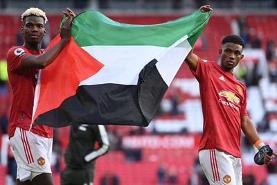 Pogba dan Diallo Bentangkan Bendera Palestina di Old Trafford