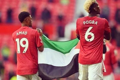 Momen Paul Pogba Datangi Suporter di Tribun dan Kibarkan Bendera Palestina