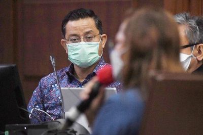 Juliari Batubara Didakwa Manfaatkan Uang Fee Bansos untuk Carter Pesawat, Ini Rinciannya