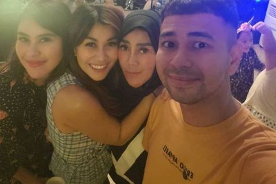 Raffi Ahmad Pamer Video Orang Tua Lamaran, Netizen Salfok Lihat Wajah Mama Amy