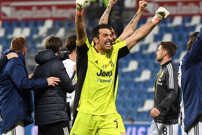Jadi Pemain Paling Tua, Buffon Angkat Trofi Coppa Italia di 3 Dekade Berbeda