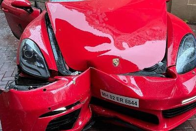 Akibat Angin Topan Taukte, Mobil Porsche Ini Alami Kerusakan Cukup Parah