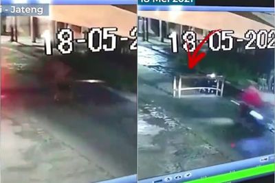 Ada-ada Saja, Pemuda Ini Iseng Letakkan Meja Kayu di Tengah Jalan Buat Pemotor Celaka