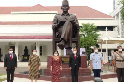 Megawati Resmikan Patung Bung Karno di Halaman Kantor Lemhannas