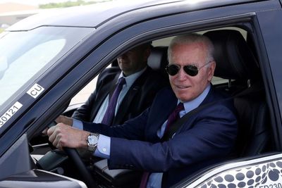Berkunjung ke Pabrik Ford, Joe Biden Sempat Kendarai F-150 Lightning hingga 130 Km Jam