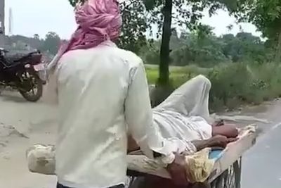 Pria Ini Terpaksa Membawa Ayahnya yang Sekarat dengan Gerobak Kayu ke Rumah Sakit