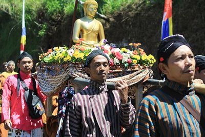 Mengintip Tradisi Unik Perayaan Waisak di Indonesia
