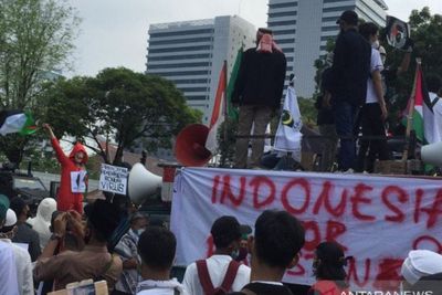 Topeng Salvador Dali Hingga Flare Warnai Aksi Bela Palestina di Depan Kantor Kedutaan