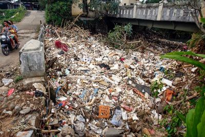 FOTO: Sungai Tersumbat Sampah di Bogor