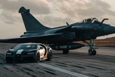 Melihat Balapan Antara Bugatti Chiron Sport dengan Pesawat Jet Dassault Rafale