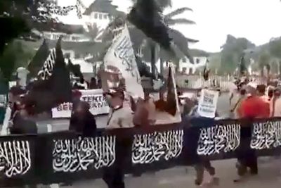 Viral! Aksi Demo Diduga HTI di Depan Gedung Sate Bandung, Netizen: Kok Dibiarin?