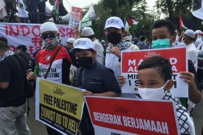 Anak-anak Ikut Aksi Bela Palestina di Depan Kedubes AS: Senang Walau Kepanasan