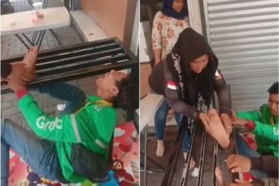 Ada-ada Saja, Kaki Driver Ojol Ini Sangkut di Sela-sela Kursi Besi, Netizen Ngakak