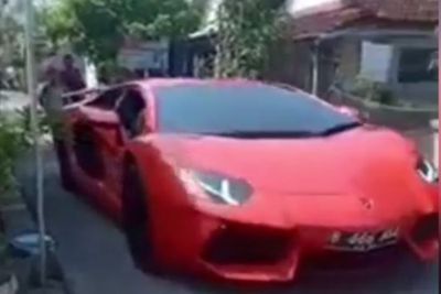 Viral Mobil Lamborghini Aventador Masuk Kampung, Milik Pengusaha Sepatu Cuma Tamat SMP