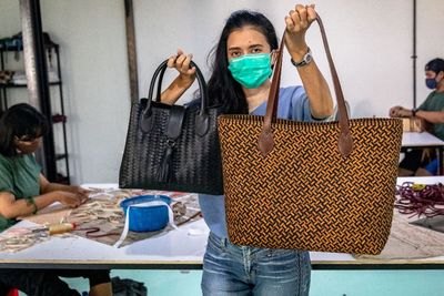 FOTO: Kerajinan Tas Kulit Rorokenes Tembus Pasar Internasional