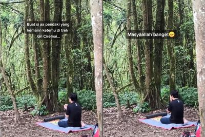 MasyaAllah, Pria Ini Tunaikan Salat saat Mendaki Gunung Ciremai, Netizen: Idaman Banget
