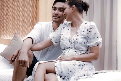 Pamer Foto Mesra Sama Istri di Ranjang, Darius Sinathrya Bikin Netizen Pengen Cepat Nikah