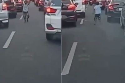Viral Aksi Heroik Bocah Berusaha Buka Jalan untuk Ambulans, Yang Lain Cuek