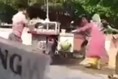 Aksi Berani Ibu-ibu yang Lerai Warga yang Berkelahi Pakai Golok, Bikin Deg-degan!