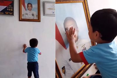 Momen Haru Putra Awak KRI Nanggala 402 Mulai Rindukan Ayahnya, Elus dan Cium Foto