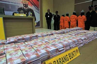 FOTO: Tumpukan Uang Palsu di Indramayu, Rp1 Miliar Dijual Rp5 Juta, Sudah Buat Rp24 Miliar