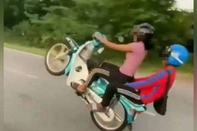 Dua Pemuda Malaysia Ditangkap Setelah Video Wheelie Viral di Media Sosial