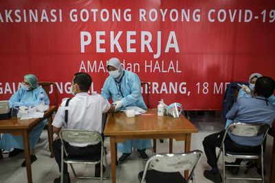 FOTO: Vaksinasi Gotong Royong di Tangerang