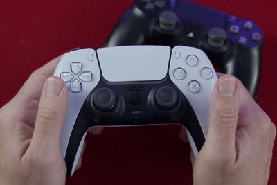 Apple Kini Mulai Jual Controler DualSense PS5 di Toko Online-nya!