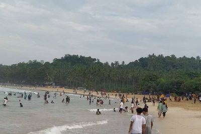 Asyik Berenang di Pantai Sawarna Lebak Bareng Teman, Siswa SMP Ini Hilang Terseret Ombak