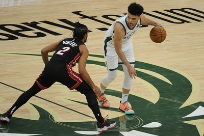 FOTO: Milwaukee Bucks Bantai Miami Heat 132-98