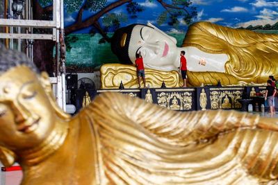 FOTO: Persiapan Vihara Buddha Dharma dan 8 Pho Sat Menyambut Waisak